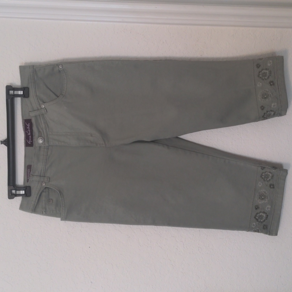 Gloria Vanderbilt Women's Olive Green Floral Embroidery Amanda Capris Size 12 P